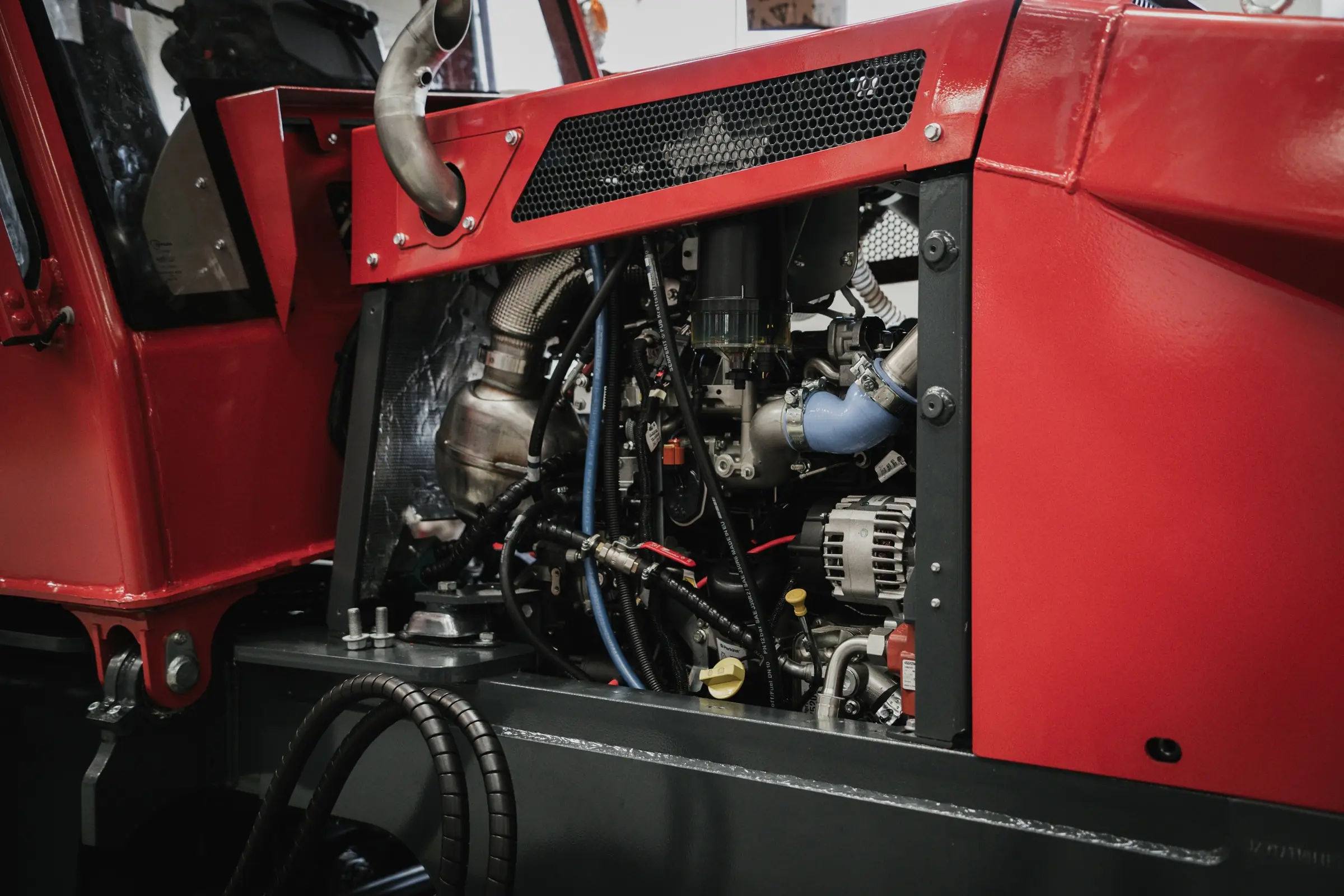 Compartiment moteur d'un tracteur rouge