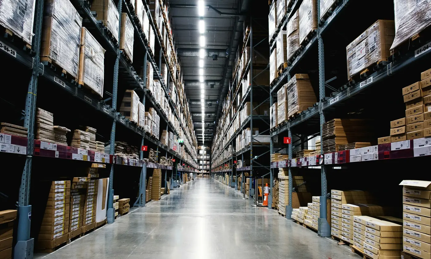 Allée d'entrepôt, pièces conditionnées sur palettes en rayonnage