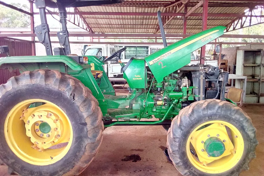 Tracteur en réparation dans un atelier mécanique