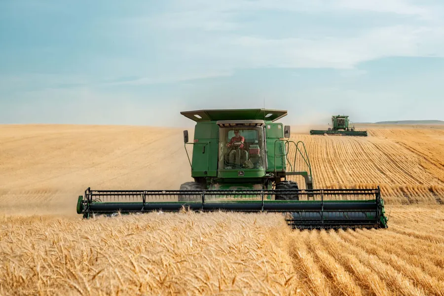 Moissonneuse-batteuse d'une grande exploitation, cliente d'un fournisseur de pièces agricoles